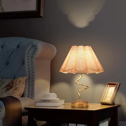 Vista 7 de Ziqqeelam Lámpara de mesa de noche dorada, lámparas de mesa plegadas de latón dorado, mesita de noche y espacios pequeños con pantalla festoneada