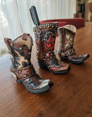 Vista 8 de Bota de vaquero occidental decorativa rústica, jarrón para decoración de oficina (rojo y negro)