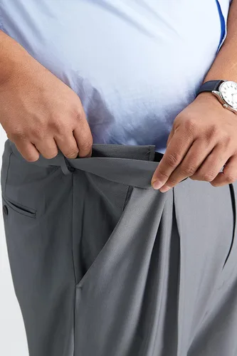 Vista 4 de Haggar Pantalón de vestir para hombre de primera calidad y ajuste clásico plisado en la parte delantera (tallas regulares y grandes y altas)