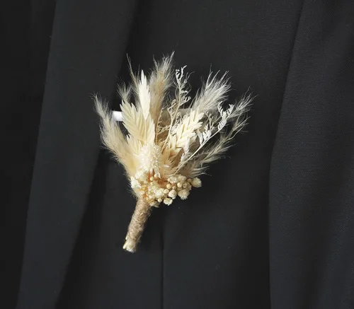 Vista 5 de Flores secas blancas Boho Pampas Boutonniere secas, ramo de flores secas rústicas, pin de solapa para mujeres/novios para hombres (B01)