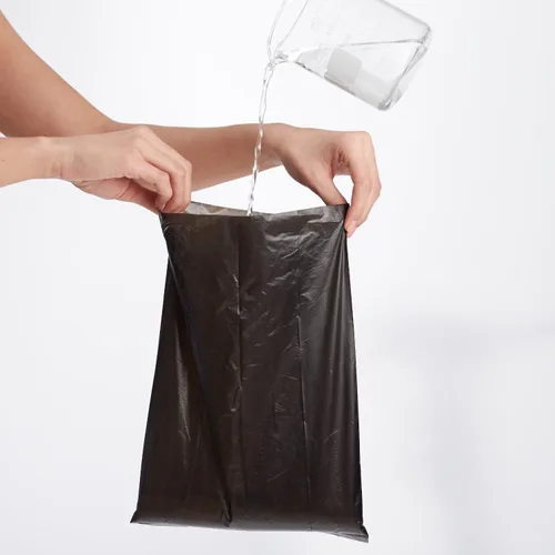 Vista 3 de AmazonBasics – Bolsas de residuos de perros (600 unidades) y paños de entrenamiento (150 unidades)