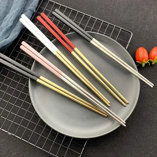 Vista 2 de JASHII 5 pares de palillos de acero inoxidable 304, palillos reutilizables, palillos de metal ligeros para fideos de sushi, 9 pulgadas (negro dorado)