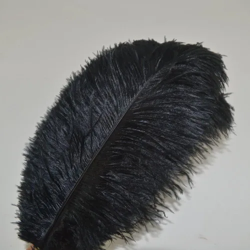 Vista 2 de MELADY® Paquete de 50 plumas de avestruz naturales de 12-14 pulgadas (11.8-13.8 in) para decoración del hogar, boda, fiesta (negro)