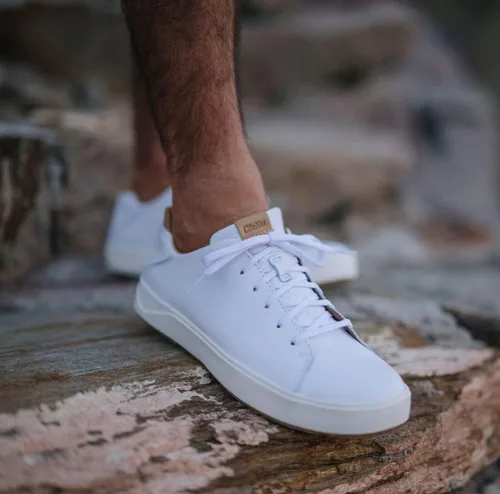 Vista 2 de OluKai Lae'ahi Li 'ILI - Tenis de vestir de cuero impermeables para hombre Blanco claro/blanco claro