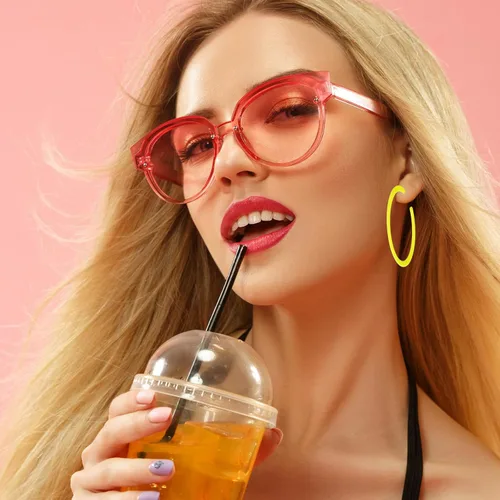 Vista 5 de Aretes de aro grandes de acrílico retro neón, estilo de los años 80 y 90, coloridos aretes de aro grandes, rosa intenso, ligeros, perfectos