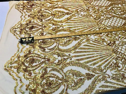 Vista 5 de Diseño de lentejuelas de damasco iridiscente dorado en una malla elástica de 4 vías por yarda.