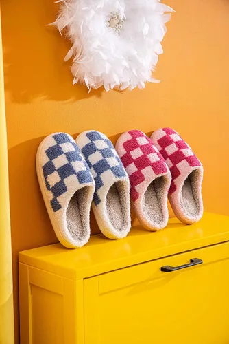 Vista 4 de Divertidas y bonitas pantuflas de piel de felpa mullida, con dibujos animados, ilustradas y coloridas, para mujeres, hombres, niñas y niños