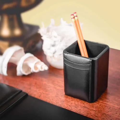 Vista 2 de Dacasso Portavasos clásico de cuero negro para lápices/bolígrafos para escritorio, decoración ejecutiva de lujo y organización de oficina esencial