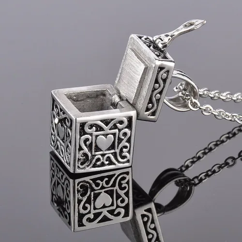 Vista 2 de HooAMI Collar con colgante de corazón de plata envejecida con caja de oración venenosa