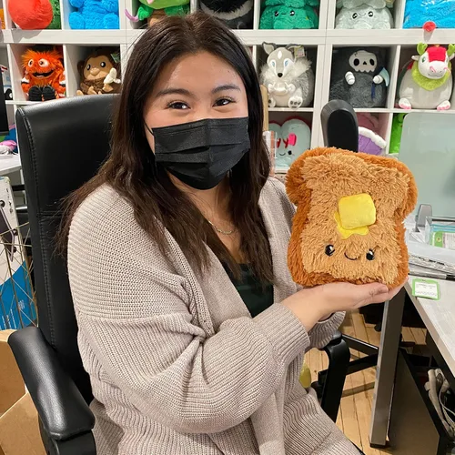 Vista 4 de Squishable - Mini tostadas con mantequilla - Colección de comida reconfortante - 8 pulgadas - Juguete suave coleccionable de peluche