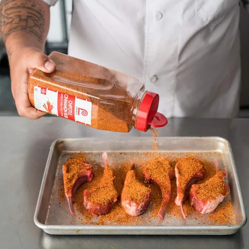 Vista 5 de Lawry's Chipotle Cinnamon Rub, 27 onzas – Un recipiente de 27 onzas de Chipotle Cinnamon Rub hecho de chile chipotle, canela y pimentón perfecto
