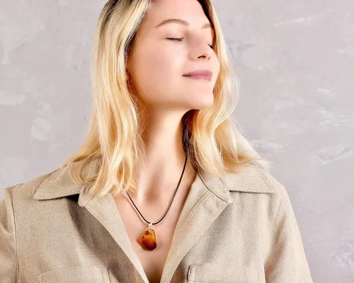 Vista 4 de Colgante para mujeres y hombres, ámbar báltico auténtico sin pulir, collar de cordón con cierre (color miel pequeño), pequeño y más grande, Gema