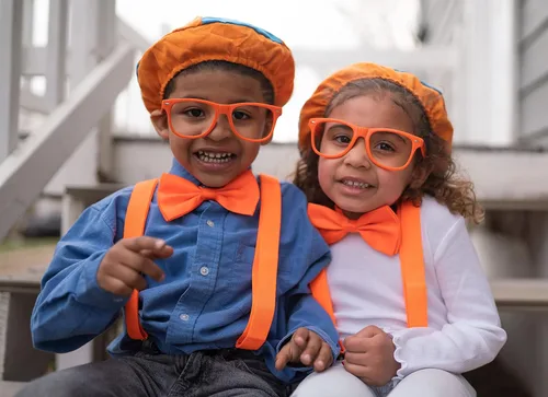 Vista 5 de Disfraz Blippi para niños Blippi disfraz de Halloween y más Incluye sombrero Blippi pajarita tirantes y gafas Blippi Deja que tus hijos se vistan