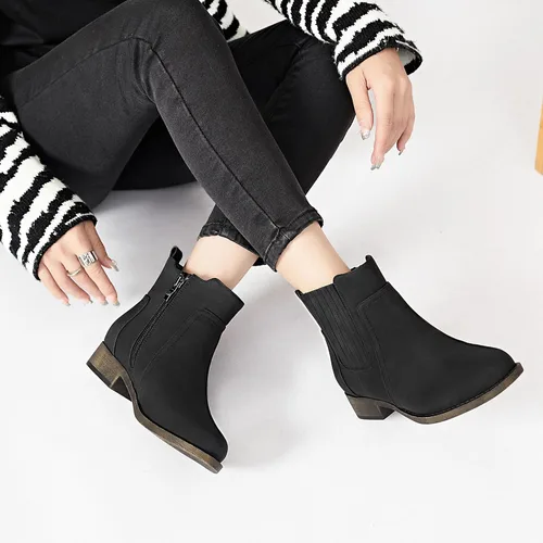 Vista 5 de Ataiwee Botines para mujer, con cremallera lateral clásica, cómodas y gruesas botas de tacón de bloque.