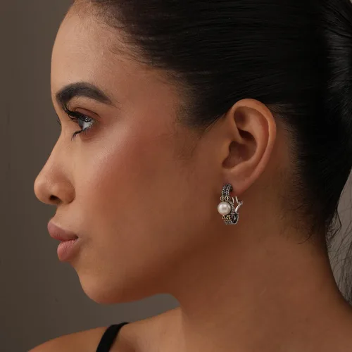 Vista 2 de LeCalla Aretes de plata de ley 925 con espalda Omega para mujer Aretes de tuerca Omega con clip Aretes de tuerca Omega con clip