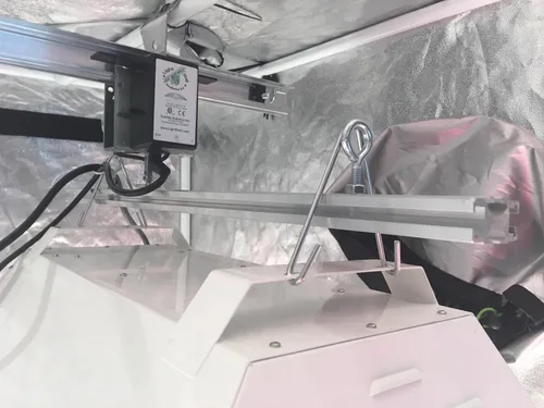 Vista 4 de Light Rail RoboStik - Barra estabilizadora de lámpara robótica, motor de luz de crecimiento fabricado sólidamente en los Estados Unidos