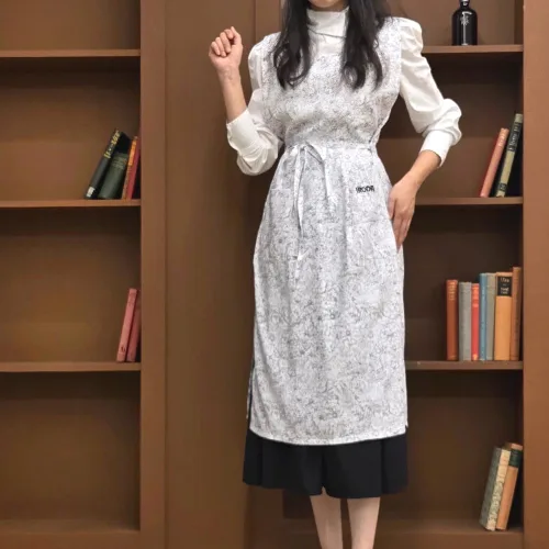 Vista 2 de IRODA Delantal impermeable para mujer, diseño floral elegante, tela 100% impermeable, ajuste ajustable, suave y ligero