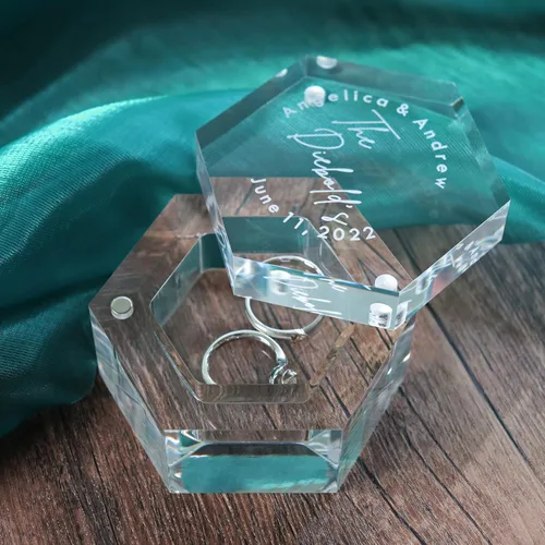 Vista 6 de Cajas grabadas para anillos de boda para ceremonia, caja de acrílico para compromiso de propuesta de boda (Hexágono D)