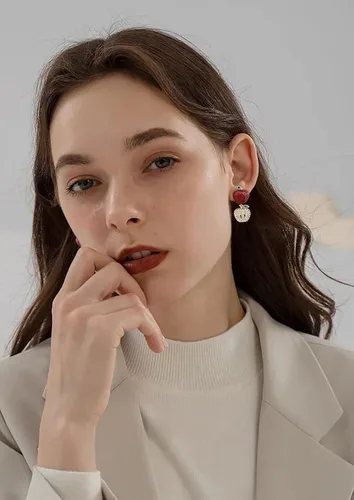Vista 2 de WOWORAMA Aretes colgantes para profesores para mujer, aretes colgantes de manzana lindos para el regreso a clases, aretes de fútbol, regalos