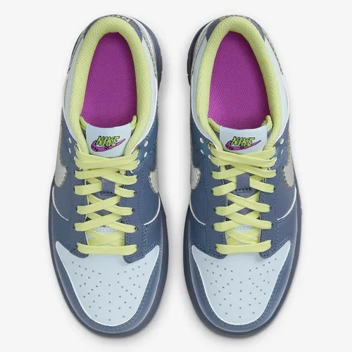 Vista 196 de Nike Kid's Dunk Low Sneaker