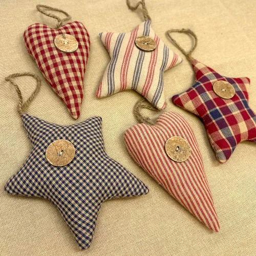 Vista 5 de Juego de 5 adornos de algodón hechos en casa con corazón y estrella americana, a cuadros y rayas, para Navidad, San Valentín o boda, con botón