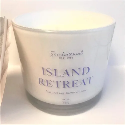 Vista 2 de Vela perfumada de coco natural + cera de abeja, tarro blanco Island Retreat XL con texto de lavanda, tapa de madera, 26 onzas