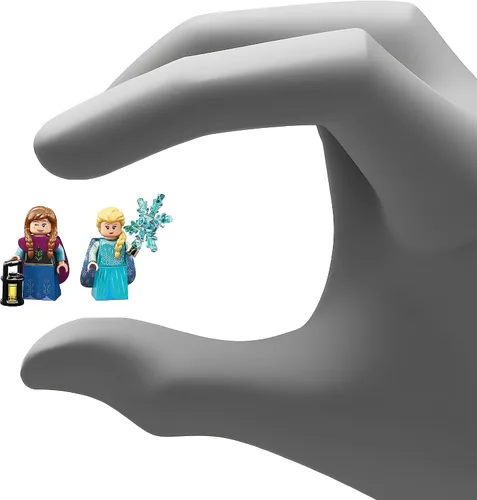 Vista 2 de LEGO Disney Series 2: Anna y Elsa de Frozen con capa de LEGO púrpura (71024)