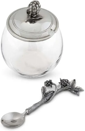 Vista 3 de Vagabond House Tarro de mermelada Blackberry con cuchara, detalles de peltre, elegante recipiente de almacenamiento de alimentos, 5 pulgadas