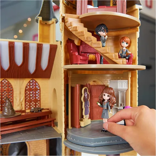 Vista 5 de Wizarding World Harry Potter, exclusivo castillo de Hogwarts de lujo de Magical Minis, 3 juegos de aula, 22 accesorios, 3 figuras, luces y sonidos