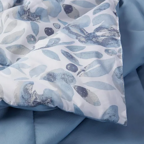 Vista 5 de Amazon Basics Juego de edredón Queen, microfibra suave, lavable a máquina, color acuarela azul con estampado floral, 10 piezas