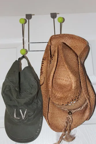 Vista 4 de Organizador de 2 ganchos para colgar sobre la puerta – Soporte decorativo para colgar ropa, abrigos, chaquetas, toallas, batas, gorras, sombreros