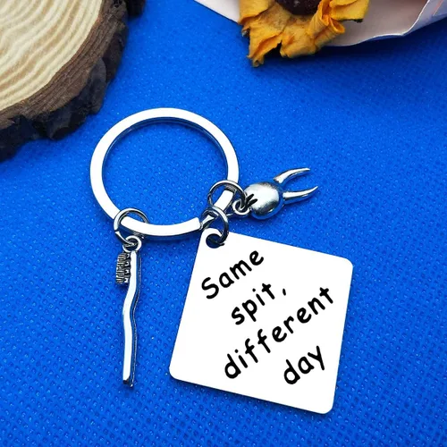 Vista 4 de Llavero de dentista divertido regalo de higienista dental con el mismo salivo, regalo de día diferente, regalo para el futuro nuevo dentista, regalo