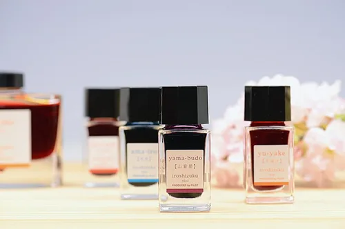 Vista 5 de Pilot Iroshizuku - Mini pluma estilográfica embotellada de tinta yu-yake, botella de 0.5 onzas líquidas, INK-15-YU Japan Import con lápiz digital