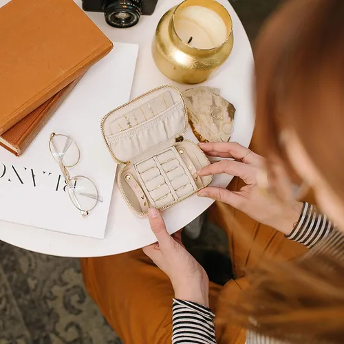 Vista 4 de Estuche de joyería de viaje caja organizadora de joyas de cuero con cremallera para niñas y mujeres regalo con collar de terciopelo aretes soporte