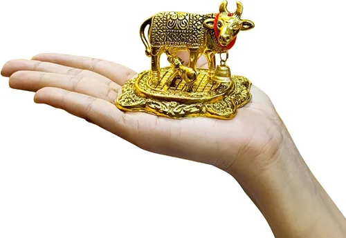 Vista 2 de NOBILITY Artículos de Pooja Regalo de Diwali Estatua de Metal de Vaca Kamdhenu Dorada Pequeña con Becerro Pieza Decorativa Muestra para Decoración