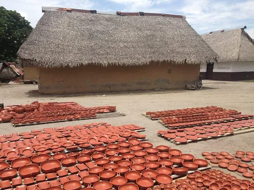 Vista 5 de Juego de 6 tazas de café de 4 onzas hechas a mano de arcilla negra sin esmaltar, hechas en Colombia, ecológicas