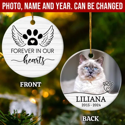 Vista 2 de Adorno conmemorativo personalizado para mascotas – Forever in Our Hearts Adornos de cerámica de Navidad de doble cara con imagen de foto, recuerdo