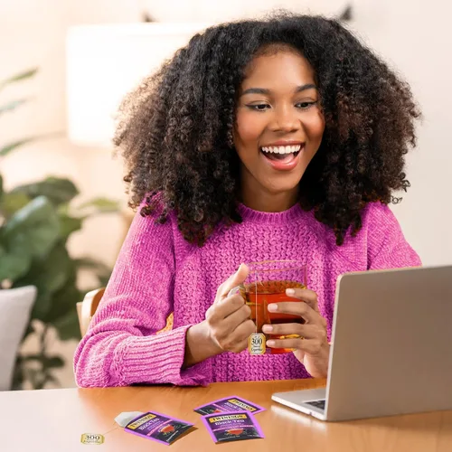 Vista 3 de Twinings Bolsas de té negro Blackcurrant Breeze envueltas individualmente, 20 unidades (paquete de 1), dulce, sabor picante, con cafeína, disfruta