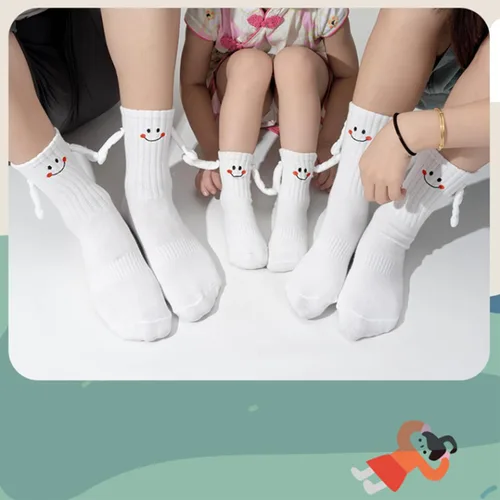 Vista 3 de Calcetines a juego para la familia, divertidos calcetines magnéticos de tubo medio, calcetines sonrientes para padres y niños