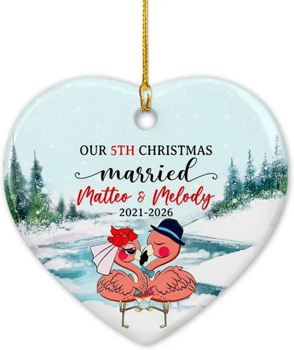 Vista 14 de Adorno de cerámica de 2 años de Navidad 2025, adorno de cerámica personalizado para parejas, regalo para parejas, aniversario, boda, señor Sra.