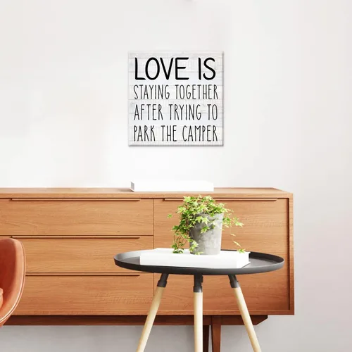Vista 4 de Lienzo impreso con texto en inglés «Love Is Staying Together» para casa de campo, decoración de pared rústica para campamento, póster