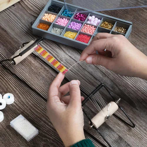 Vista 4 de Kit de Telar de cuentas para principiantes Beadsmith, incluye tejido, collares con dije, brazaletes y más