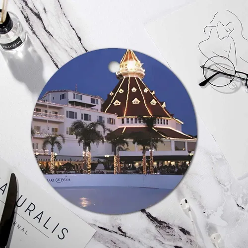 Vista 5 de Christmas Bauble Hotel Del Coronado - Adorno de Navidad único – Recuerdo redondo para árbol de Navidad – Colgante de cerámica doble cara impresión 3