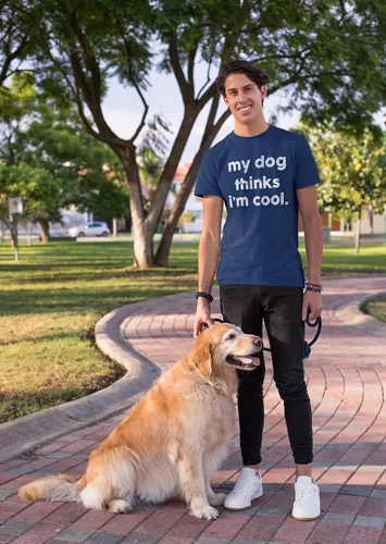 Vista 3 de Camiseta divertida con texto en inglés "My Dog Thinks Im Cool", diseño de humor sarcástico