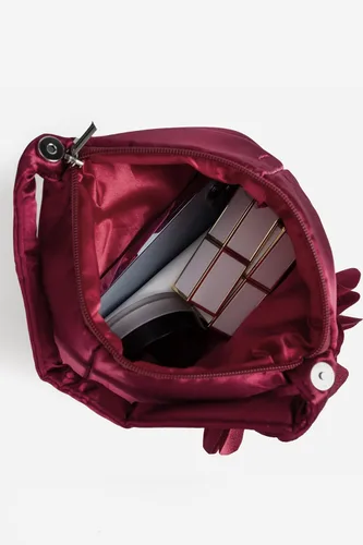 Vista 5 de BABEYOND Bolsos de mano para mujer, bolsos de noche de satén con flores, bolso de pulsera elegante para fiestas, uso diario, boda