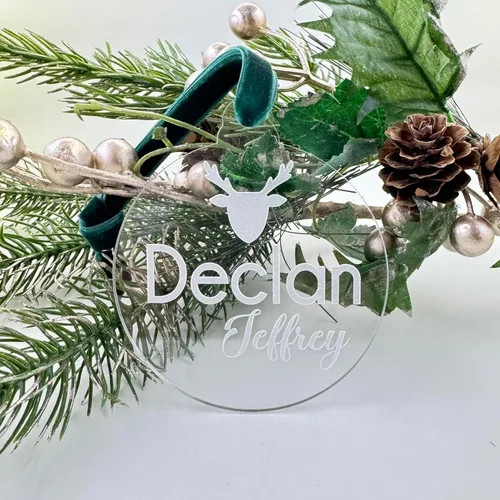 Vista 2 de Adorno de Navidad acrílico hecho a mano personalizado con cinta de terciopelo, 9 diseños personalizados disponibles, regalo único o recuerdo