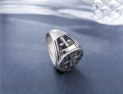 Vista 5 de pickyegg.com Anillo de cruz católico de San Benito para hombre, medalla de exorcismo de acero inoxidable