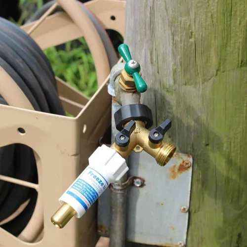 Vista 3 de Freeze Miser® y Conector de Manguera de Latón de ¾ Pulgada con Válvula de Cierre Y de 2 Vías