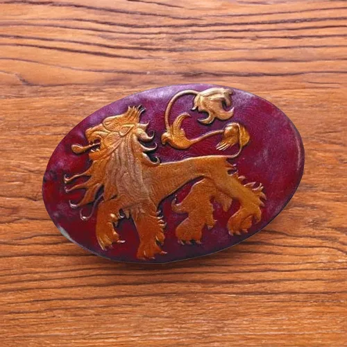 Vista 2 de Dark Horse Deluxe Juego de Tronos Lannister Shield Pin