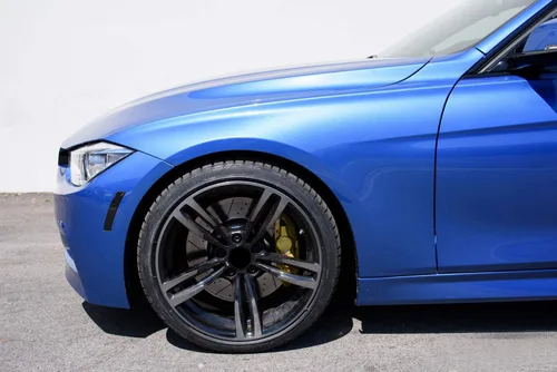 Vista 3 de iJDMTOY Marcas Laterales de Parachoques Delantero con Lente Fumada Negra Brillante Compatibles con BMW F30 F31 LCI Serie 3 320i 340i de 2016-2018